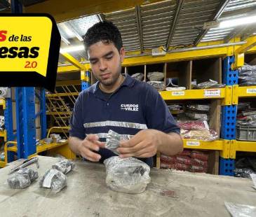 Juan Esteban le apuesta a comunicarse con el lenguaje tradicional, pero con su jefe y algunos compañeros sí usa las señas. FOTOS: JAIDER ESCOBAR.