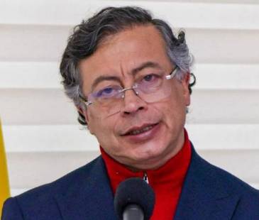 La decisión del presidente Gustavo Petro (a la derecha) fue tomada tras la parranda vallenata en la que participó el artista Nelson Velásquez (a la izquierda). FOTO: CORTESÍA CLAUDIA CARRASQUILLA, @PETROGUSTAVO