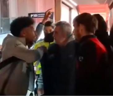 El colombiano Johan Mojica es increpado por aficionados del Mallorca. FOTO: D.R.A