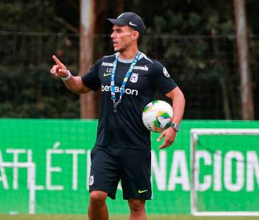 El entrenador Lucas González tendrá que ingeniárselas para no incluir en el once inicial a quienes fueron titulares en el amistoso ante América, en Miami. FOTO: MANUEL SALDARRIAGA