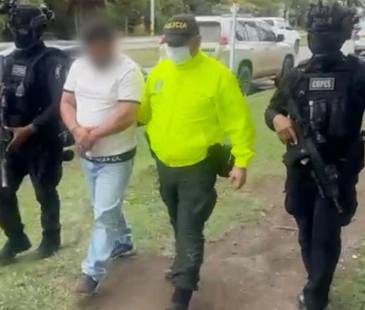 Luis Osvaldo Cárdenas Pineda<span class="mln_small-caps_mln">, alias Piloto o Álex, fue capturado en un operativo en Puerto Nare, Magdalena Medio antioqueño. FOTO: POLICÍA NACIONAL</span>