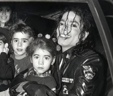 Michael Jackson y la familia Cascio en conferencia de prensa de la gira ‘Dangerous’ en 1992. FOTO: INSTAGRAM @MJCOLLECTIONS844