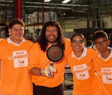 El ídolo René Higuita se unió a esta campaña. FOTO: IMUSA