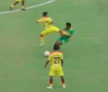 Jugador le da una patada a su compañero. FOTO: D.R.A