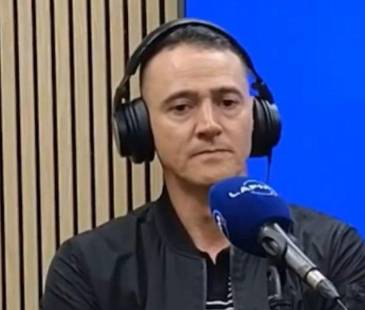 El árbitro Wilmar Roldán y el narrador Eduardo Luis. FOTO: CAPTURA DE PANTALLA PROGRAMA MÁS FÚTBOL FM