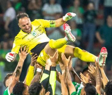 David Ospina es despedido por sus compañeros en el Atanasio Girardot. FOTO: JUAN ANTONIO SÁNCHEZ
