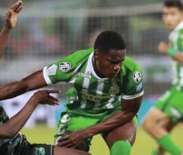 Néider Parra (der.) en una jugada contra Avilés Hurtado. FOTO: MANUEL SALDARRIAGA