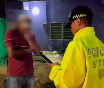 Este es el momento en el que el presunto responsable del crimen fue capturado por la Policía. FOTO: CAPTURA DE VIDEO X @POLICIAARAUCA