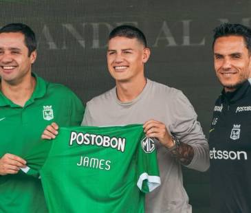 De izquierda a derecha: Víctor Marulanda (director deportivo), Sebastián Arango (presidente de Atlético Nacional), James Rodríguez (volante) y Lucas González (director técnico). FOTO: CORTESÍA ATLÉTICO NACIONAL