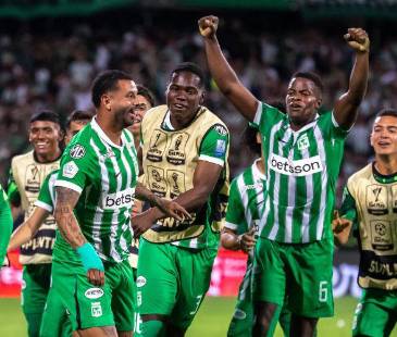 Con la euforia que significa ser finalistas celebraron los jugadores verdolagas el paso a disputar un título más. FOTOS: JUAN ANTONIO SÁNCHEZ