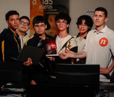 Estudiantes de la I.E. Pedro Luis Villa diseñaron un moderno casco. FOTO: ALCALDÍA DE MEDELLÍN