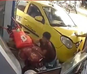 Momento del impacto contra la farmacia. FOTO: CAPTURA DE VIDEO CORTESÍA DENUNCIAS ANTIOQUIA