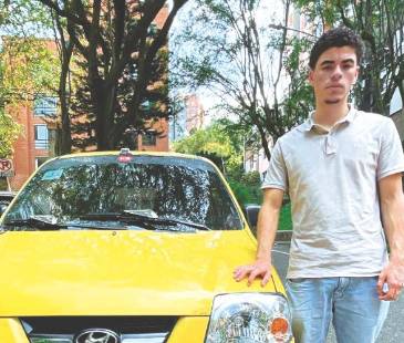 El antioqueño Luis Felipe Victoria Franco empezó a manejar taxi hace 3 años para ayudarse con sus gastos, pero a la par estudia pensando en trascender profesionalmente. FOTO: JAIDER ESCOBAR