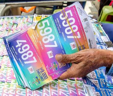 Venta de loterías en el centro de Medellín. FOTO: ARCHIVO – JUAN ANTONIO SÁNCHEZ