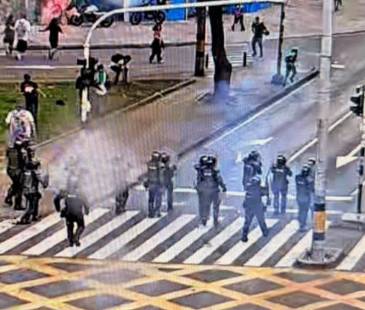 Disturbios en las afueras de la Universidad de Antioquia luego de las marchas del 14 de octubre. FOTO: X MANUELVILLAME