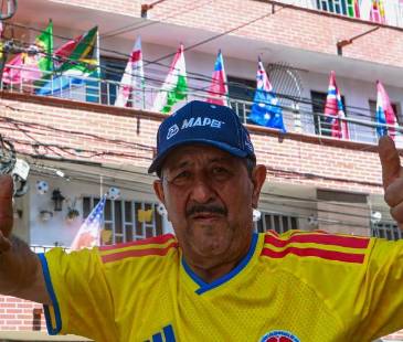 Tavo puso, con la ayuda de su esposa, cada una de las banderas. FOTO: MANUEL SALDARRIAGA