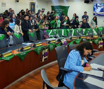 La representante Carol Borda (derecha) planteaba modificar la Constitución para reconocer a los fetos como sujetos de especial protección<span class="mln_small-caps_mln"> </span>constitucional.<span class="mln_small-caps_mln"> </span>FOTO: X @CAROLBORDAA