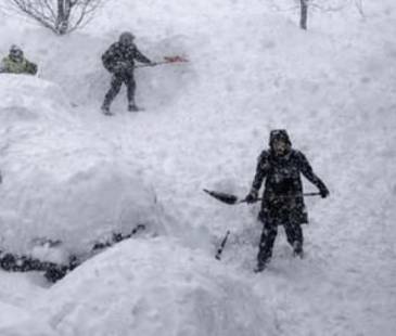 <span class="mln_uppercase_mln">Los</span><b><span class="mln_uppercase_mln"> habitantes tienen que salir con palas de su casa para abrirse camino. FOTO: TOMADA DE X @globovision</span></b>