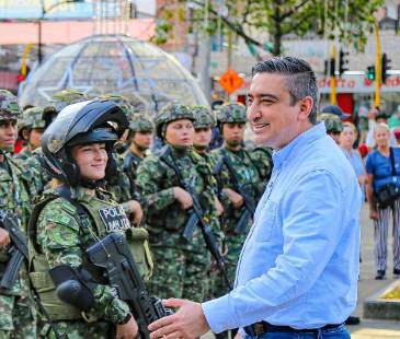 Diego Torres, alcalde de Itagüí, junto a la fuerza pública. FOTO: CORTESÍA ALCALDÍA DE ITAGÜÍ