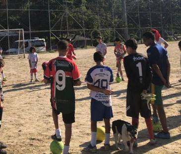 La cancha de San Javier El Salado es el lugar de entrenamientos. Actualmente, Willington Cano, tiene alrededor de 250 niños, niñas, jóvenes y adolescentes entrenando con el club. FOTO: Club Semillas de Vida y Paz.
