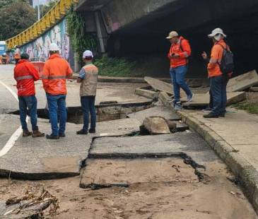 Daños en calles de Medellín por inundaciones. FOTO: JULIO CÉSAR HERRERA