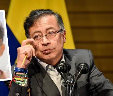 Kevin Acosta (izq.) y Gustavo Petro (der.). FOTO: REDES SOCIALES Y COLPRENSA