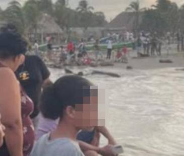 La multitud se acercaba a la playa tras el hallazgo del cuerpo sin vida de la niña de 14 años. FOTO: TOMADA DE FACEBOOK RIONOTICIAS.CO
