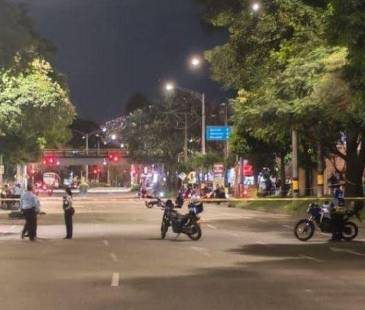 Usuarios en redes sociales culpan a errores en la sincronización de los semáforos. FOTO: FACEBOOK MEDELLÍN OSCURA