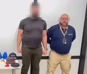 Esto fue lo que le hallaron al sujeto expulsado en el José María Córdova. FOTO: CORTESÍA MIGRACIÓN COLOMBIA