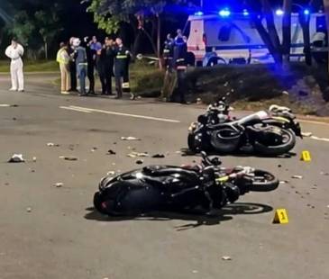 Accidente entre dos motos en el barrio Santa Mónica, occidente de Medellín. FOTO: CORTESÍA