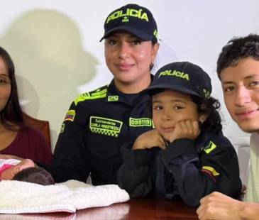 De derecha a izquierda: Álvaro Betín, intendente de la Policía; Diana Isabel Vélez junto a la pequeña Gabriela; la subintendente Camila Hinestroza, la hija menor y Rafael Ávila.<span class="mln_small-caps_mln"> FOTO: POLICÍA </span>