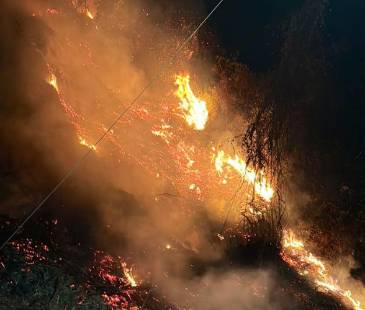 Incendios en Copacabana y Medellín. FOTO: TOMADA DE FACEBOOX Y X @DAGRDMEDELLIN