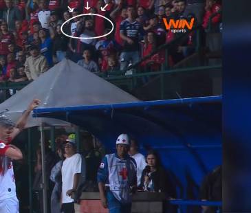 Video de televisión muestra a quien sería la responsable de la agresión al jugador cuando salía de la cancha. FOTO: TOMA DE VIDEO 
