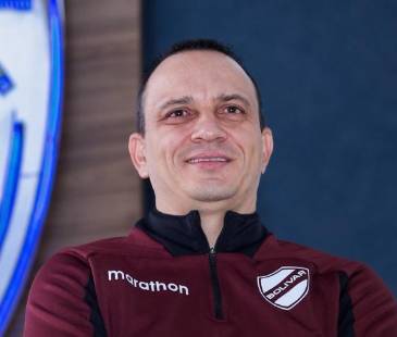 Presentación de Alejandro Restrepo como técnico del Club Bolívar de Bolivia. FOTO: TOMADA DE X @BOLIVAR_OFICIAL