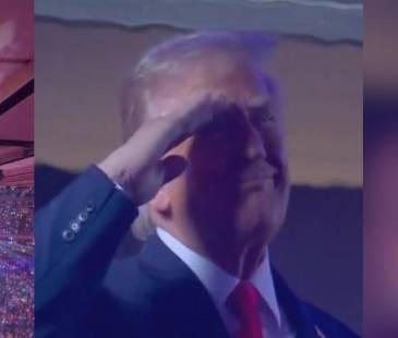 A Donald Trump se le vio haciendo un saludo militar mientras lo abucheaban. FOTOS: @DANIMAYAKOVSKY