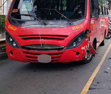 El Cuerpo Oficial de Bomberos encontró al motociclista sin signos vitales. FOTO: DENUNCIAS ANTIOQUIA