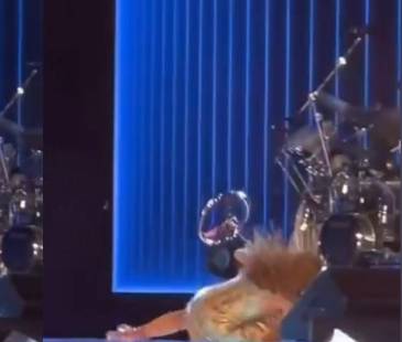Caída de Shakira en pleno concierto. FOTO: REDES SOCIALES