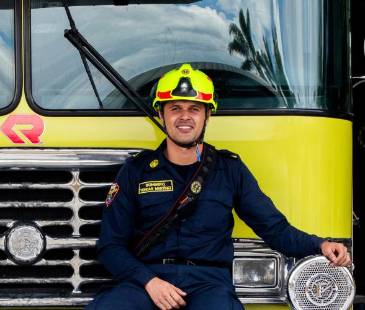 Yhojan Arango (izq.) y Yordan Martínez (der.), dos bomberos de Medellín que aman su profesión y el servicio a los demás. FOTOS: JULIO CÉSAR HERRERA