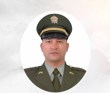 Ellos eran los subintendentes Hugo Armando Castaño Morales (izq.) y Melquiades de Jesús Arismendy Pérez, asesinados en Anorí. FOTO: POLICÍA NACIONAL