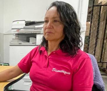 La mayoría de labores de Claudia son el computador, pero cuando debe acelerar un pedido ella misma va y lo despacha. FOTOS: JAIDER ESCOBAR