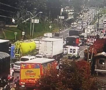 Accidente fatal en la autopista. FOTO: REDES SOCIALES @MOVILIDADRGRO