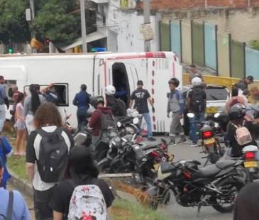 <span class="mln_uppercase_mln">Así</span><b><span class="mln_uppercase_mln"> quedó el bus accidentado en cercanías a la estación San Pedro del Metroplús. FOTO: CORTESÍA DENUNCIAS ANTIOQUIA</span></b>