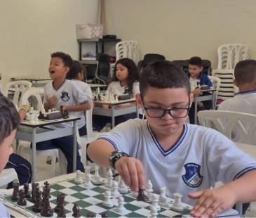 Los niños aprenden y se divierten jugando ajedrez. FOTO: FUNDACIÓN A LA RUEDA RUEDA 