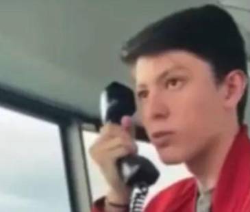 El joven estuvo 1 hora y 24 minutos conectado a la frecuencia, autorizando cambios de ruta, rodajes y hasta despegues, incluido uno internacional. FOTOS: CAPTURA DE PANTALLA VIDEO REDES SOCIALES