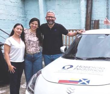 El pediatra Miguel Bayona (tercero de izq. a der.) junto con varios miembros de la Asociación de Padres Palotinos FOTO: CORTESÍA