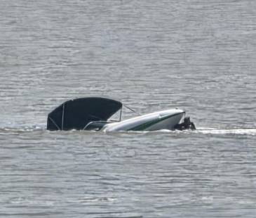 Momento del rescate de las 10 personas que naufragaban en aguas del mar Caribe. FOTO: CORTESÍA FUERZA NAVAL DEL CARIBE