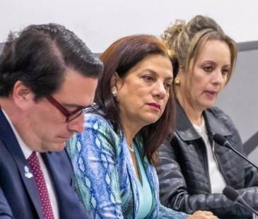Alexandra Falla (segunda de izq. a der.), ministra de Tecnologías de la Información y las Comunicaciones, en sesión ante la Comisión Segunda de la Cámara de Representantes. FOTO: CORTESÍA MINTIC