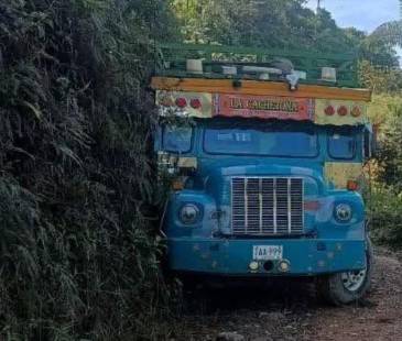 Algunos pasajeros saltaron del vehículo en movimiento. FOTO: FACEBOOK NOTICIAS DEL NORTE - SAN PEDRO DE LOS MILAGROS