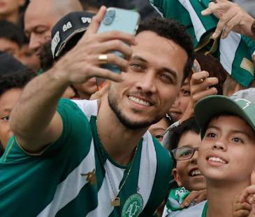 Hélio Neto (izq.) es un exfutbolista brasileño que jugaba como defensa central para el Chapecoense de Brasil. Es uno de los 6 sobrevivientes de la tragedia del vuelo 2933 de LaMia. FOTO: CAMILO SUÁREZ