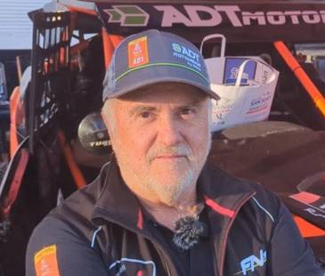 Javier Vélez, el más veterano del equipo, sigue disfrutando de su pasión y corre el Rally sin importar su edad. FOTOs: X @SomosDakar